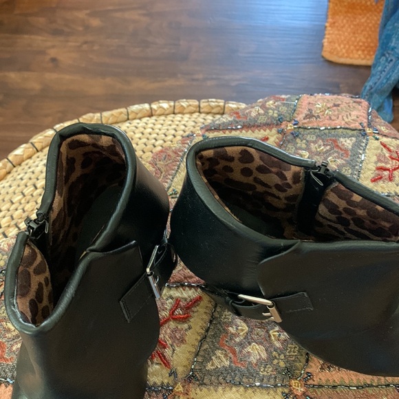 Super comfy black half boot. 7 wide - Picture 2 of 7